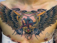 Татуировка крылья на груди