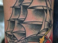 Татуировка корабль на бедре