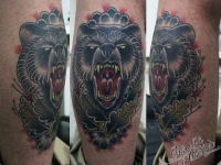 Татуировка медведь на икре