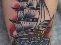 Татуировка корабль на голеностопе