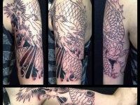 Черно-белая татуировка злого демона на руке