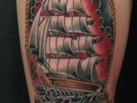 Татуировка большого корабля с парусами на руке