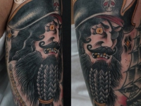 Татуировка одноглазого пирата на верхней части руки