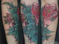 Татуировка на руке цветок