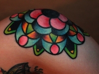 Татуировка цветок на колене