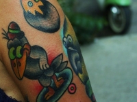 Татуировка птички на плече