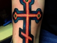 Татуировка крест на предплечье