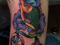 Татуировка рыба на велосипеде