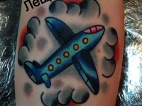 Татуировка самолет в облаках