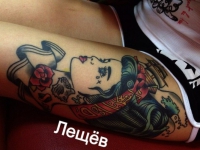 Татуировка голова девушки на бедре