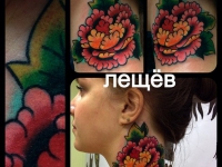 Татуировка цветок на шее