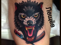 Татуировка голова волка на бедре
