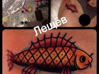 Татуировка рыба на бедре