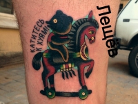 Татуировка мишка на лошади на бедре