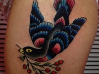 Татуировка птица с веткой на бедре