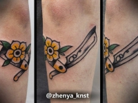 Татуировка опаска с желтым цветком