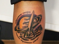 Татуировка в виде солнечной системы и ракеты на руке