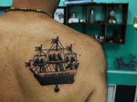 Татуировка корабля на лопатке
