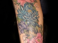 Татуировка цветы на голени