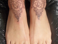 Татуировка узор с розами на голеностопе