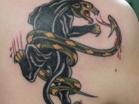 Татуировка пантера и змея на лопатке