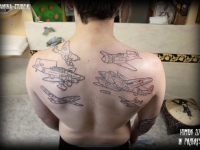 Татуировка самолеты на спине