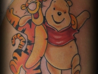 Татуировка Винни с Тигрой на бедре