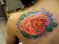 Татуировка роза на плече