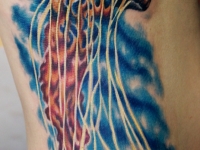 Татуировка медуза на спине