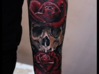 Татуировка череп с розами на предплечье
