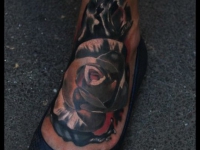Татуировка железная роза на ступне