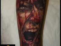 Татуировка лицо в крови на предплечье