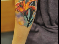 Татуировка лилия на предплечье
