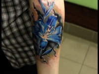 Татуировка лилия на предплечье