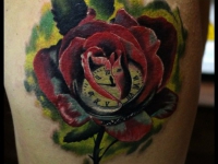 Татуировка роза и часы на бедре