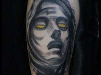 Татуировка лицо на предплечье