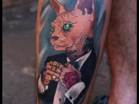 Татуировка кот в костюме на голени