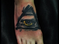 Татуировка глаз на ступне