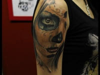 Татуировка лицо девушки на плече