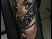 Татуировка лицо женщины-робота на предплечье