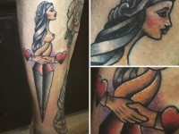 Татуировка на руке обнаженной девушки на рукоятки кортика