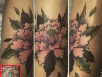 Татуирока цветка в розовом цвете на руке