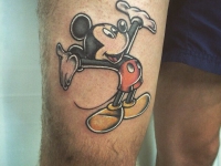 Татуировка Микки Мауса на бедре
