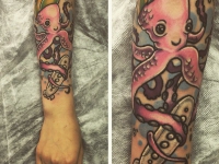 Татуировка осьминога на руке