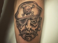 Татуировка одноглазого пирата на руке
