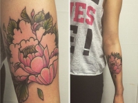 Татуировка цветка в розовом цвете на руке