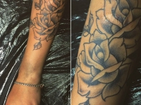 Татуировка две розы на руке