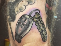Татуировка в виде брелка с логотипом Мерседес на руке