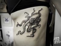 Татуировка осьминог на боку