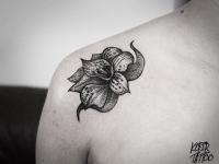 Татуировка цветок на шее